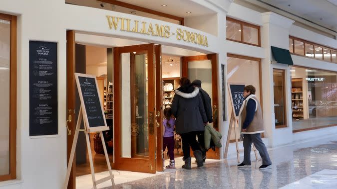 TYSONS, VA, USA - NOVEMBER 17, 2019: Williams Sonoma brand logo sign at retail store entrance with customers - Image.