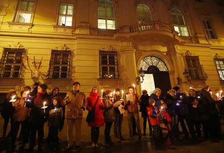 Demonstrators hold candles in a protest demanding no government participation for the far right in Vienna, Austria, November 15, 2017. REUTERS/Leonhard Foeger