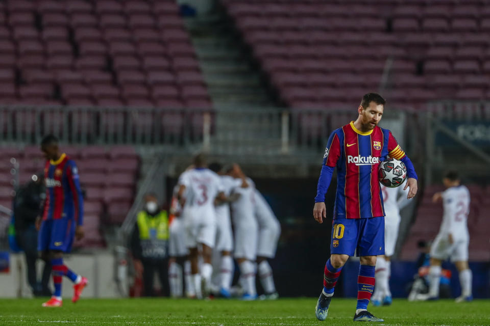 Lionel Messi del Barcelona reacciona tras el gol anotado por Kylian Mbappé para el PSG en el partido de octavos de final de la Liga de Campeones, el martes 16 de febrero de 2021. (AP Foto/Joan Monfort)