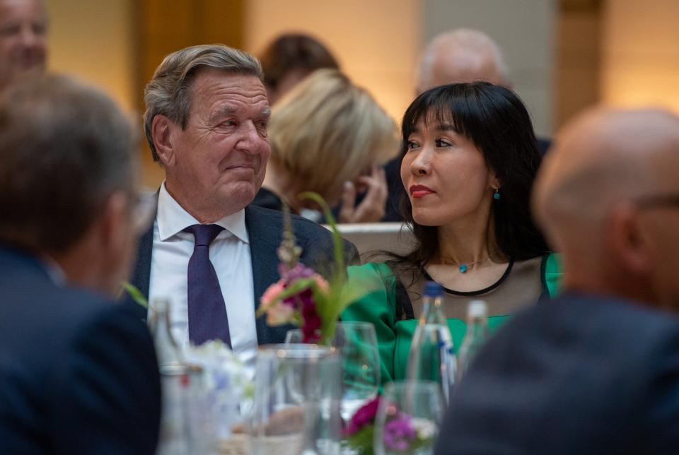 Alt-Bundeskanzler Gerhard Schröder und seine Frau Soyeon Schröder-Kim. Nach einem Besuch in der russischen Botschaft verliert Schröder-Kim nun ihren Job. - Copyright: picture alliance/dpa/Christophe Gateau