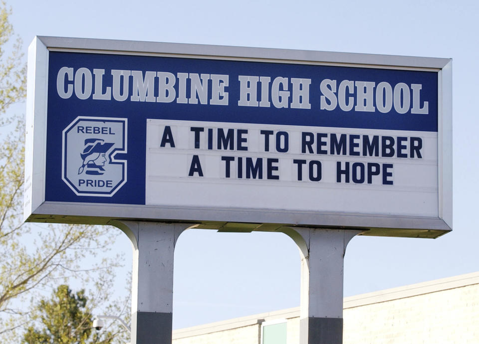 En esta foto de archivo del 19 de abril de 2004, un letrero en la Escuela Secundaria Columbine en Littleton, Colorado. Los estudiantes que planeaban atacar escuelas mostraron los mismos tipos de historias problemáticas que los que los llevaron a cabo: fueron acosados gravemente, a menudo sufrieron depresión con estrés en el hogar y su comportamiento preocupó a los demás, según un estudio del Servicio Secreto de EE. UU. publicado en marzo. 30 de enero de 2021. (Foto AP/Ed Andrieski, archivo)