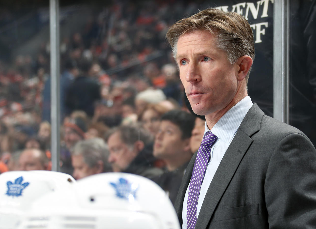 PHILADELPHIA, PA - DECEMBER 03:  Assistant Coach of the Toronto Maple Leafs Dave Hakstol watches a play develop on the ice against the Philadelphia Flyers on December 3, 2019 at the Wells Fargo Center in Philadelphia, Pennsylvania.  (Photo by Len Redkoles/NHLI via Getty Images)