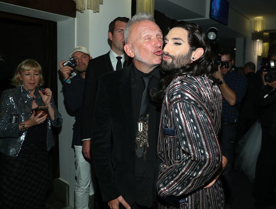 <p>Vor zwei Jahren lief ESC-Gewinnerin Conchita Wurst auf einer Haute-Couture-Modenschau des berühmten Designers. Der entpuppte sich als großer Fan der Österreicherin. Besonders fasziniere ihn Conchitas Mix aus Weiblichkeit und Männlichkeit: „Ich würde Conchita sogar heiraten“, sagte Gaultier in einem Interview. (Bild: Getty Images)</p>