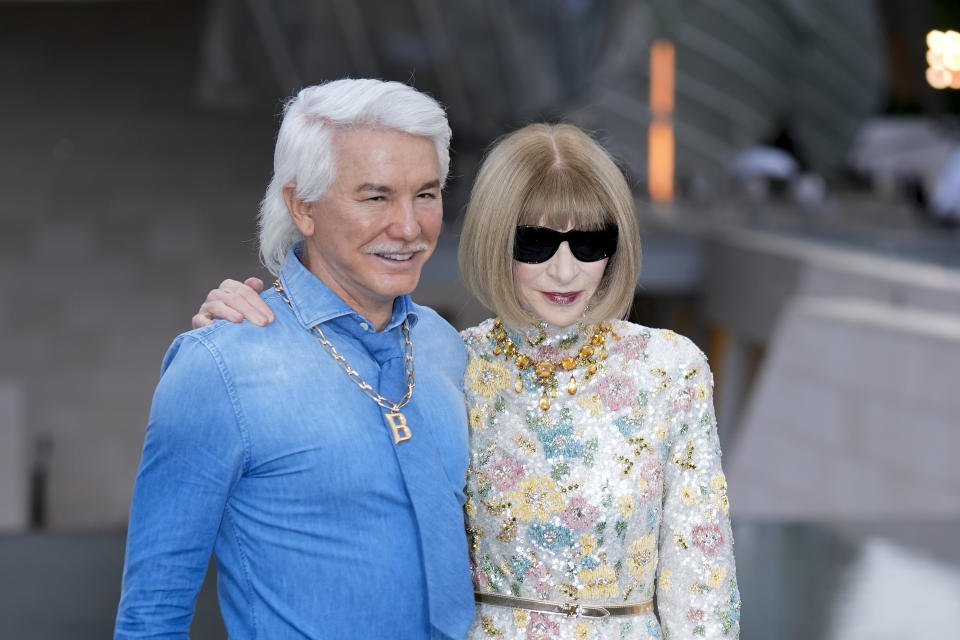 Baz Luhrmann, izquierda, y Anna Wintour a su llegada a la Fundación Louis Vuitton en vísperas de la ceremonia de apertura de los Juegos Olímpicos de París, en los Juegos Olímpicos de Verano de 2024, el jueves 25 de julio de 2024, en París, Francia. (Foto AP/Rebecca Blackwell)