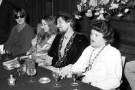 <b>Scott McKenzie (10.01.1939 - 18.08.2012)</b><br><br>In den 80er Jahren wurde McKenzie (r.) Teil der Neubesetzung der Gruppe „The Mamas and the Papas“. Im Alter von 73 Jahren starb der Sänger an den Folgen des Guillan-Barré-Syndroms, einer Entzündung des Nervensystems. Posthum kam McKenzie sogar noch einmal in Deutschland in die Charts, im September 2012 wurde sein großer Hit in einer leicht abgeänderten Version veröffentlicht. (Bild: ddp images)