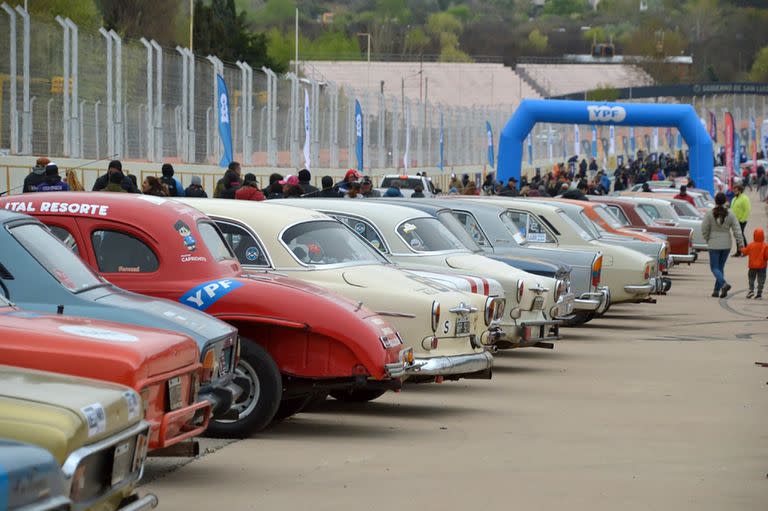 La diversidad estética de autos de antaño que eran mucho más diferentes entre sí que los de hoy; las máquinas descansan en la zona de boxes del autódromo de Potrero de los Funes en vísperas de salir a los caminos abiertos a todo tipo de tráfico.