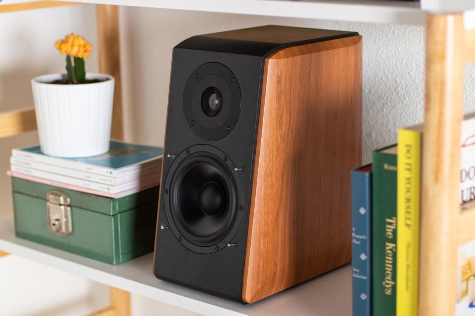 Wireless bookshelf speaker