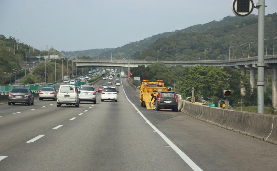 高速公路上一旦發生車輛故障等緊急狀況，正確的處置方式才能避免人車二次傷害，這也是許多駕駛者必學的知識。