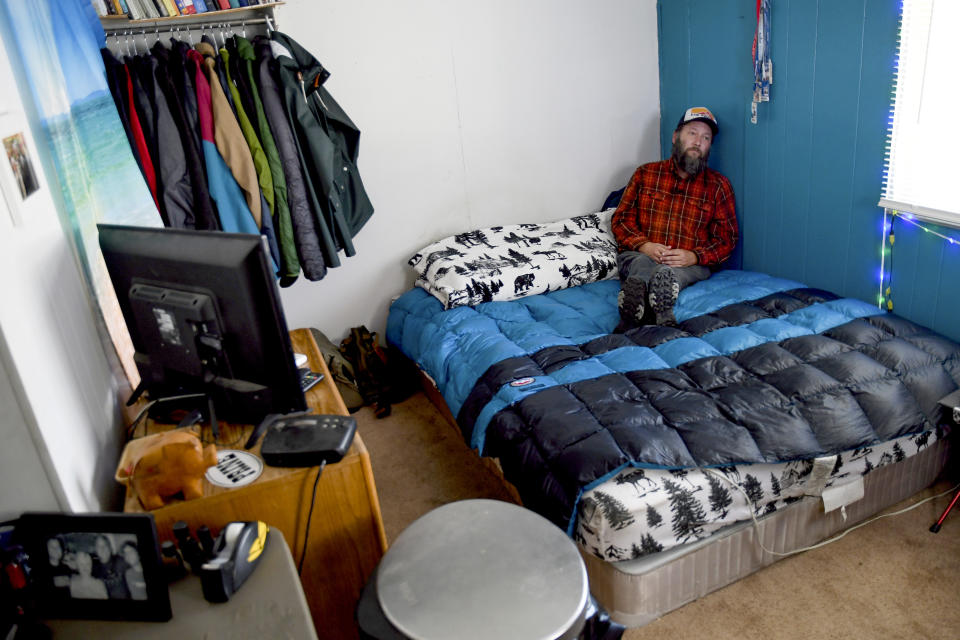 Sean Bailey fotografiado en la pequeña habitación que alquila en una casa rodante de Steamboat Springs (Colorado) el 4 de agosto del 2022. (AP Photo/Thomas Peipert)