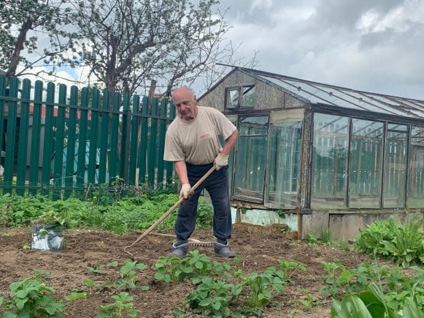 Nikolay Zalateav, 72, told CBC News he survived a difficult childhood after the Second World War and he doesn't believe he needs a vaccination to survive the COVID-19 pandemic. 