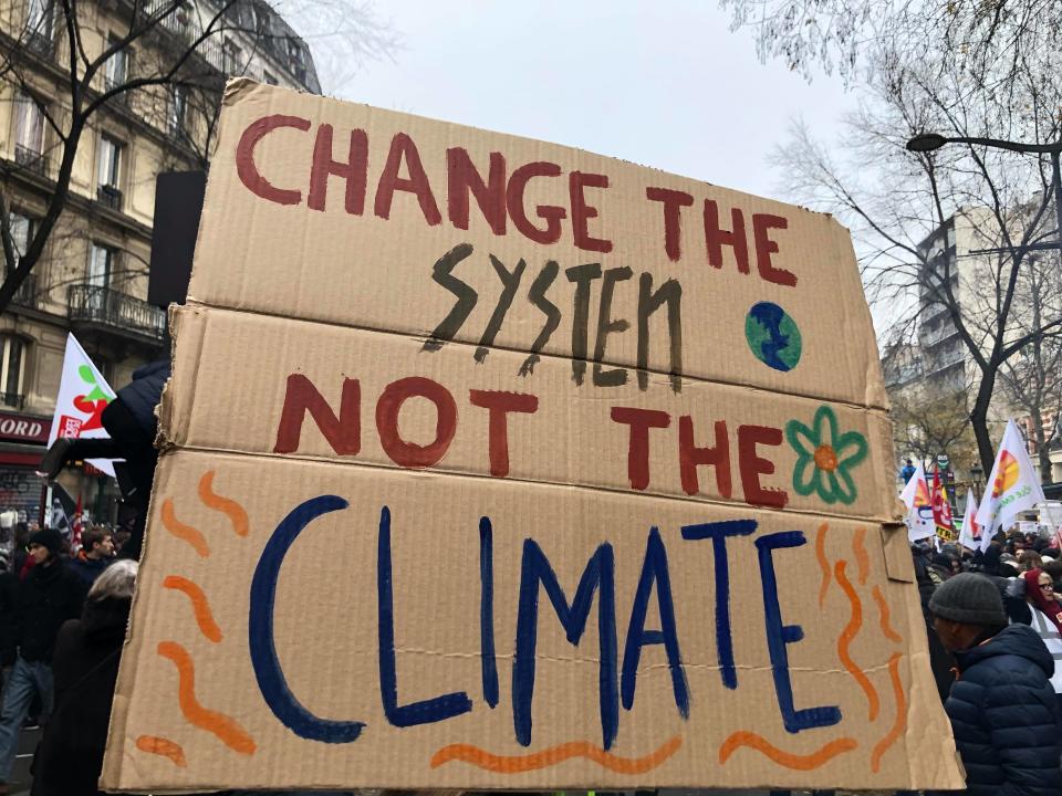 "Change the system not the climate", que l'on peut traduire par "Changez le système, pas le climat".