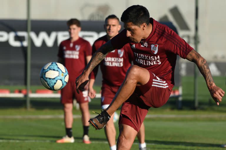 Enzo Pérez podría jugar como primer marcador central frente a Godoy Cruz