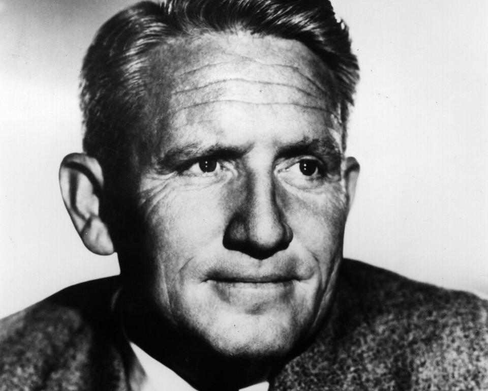 Einen Tag vor seinem Tod hatte Humphrey Bogart noch mit einer anderen Filmlegende zu Abend gegessen: Spencer Tracy ("Das Urteil von Nürnberg", "Rat mal, wer zum Essen kommt"). Tracy war einer der wenigen Stars des alten Hollywoods, der seine ganze Bandbreite zeigen durfte. Andere wurden nämlich aufgrund ihres Images immer wieder für dieselben Rollentypen besetzt. (Bild: Hulton Archive/Getty Images)