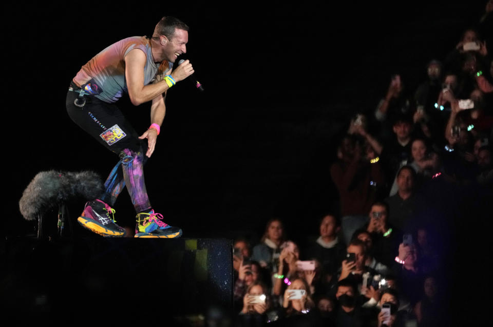 Chris Martin de Coldplay durante su concierto en el Rose Bowl, el sábado 30 de septiembre de 2023, en Pasadena, California. (Foto AP/Chris Pizzello)