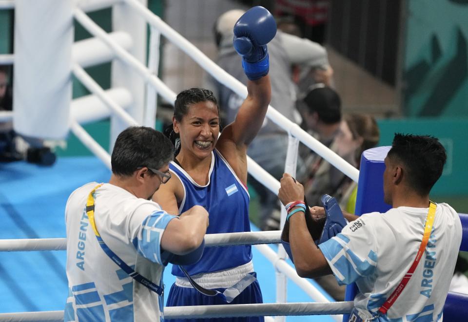 La argentina Luciana Pérez celebra tras pelear contra la guyanesa Alesha Jackman en la fase preliminar de los división de 66kg del boxeo de los Juegos Panamericanos, el jueves 19 de octubre de 2023, en Santiago. (AP Foto/Martín Mejía