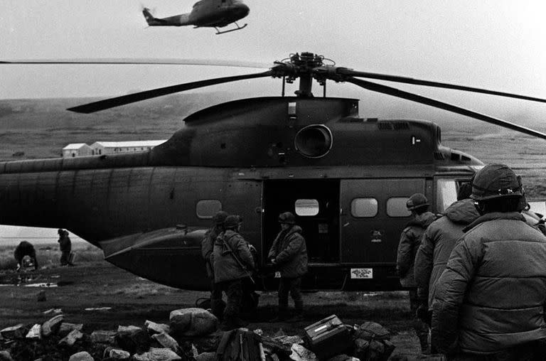 Oficiales del Ejército en un helicóptero Puma, en Malvinas. Antes de la guerra, las matrículas de las aeronaves fueron pintadas, para que los británicos no pudieran identificarlas.