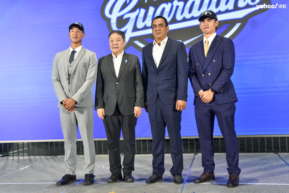 富邦悍將領隊林華韋、總教練陳金鋒與2024年中華職棒大聯盟新人球員選秀會指名選手。（呂權紘／攝）（20240628）