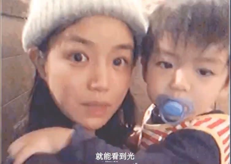 ▲陳妍希（左）MV公開兒子小星星的成長階段。（圖／翻攝陳妍希微博）
