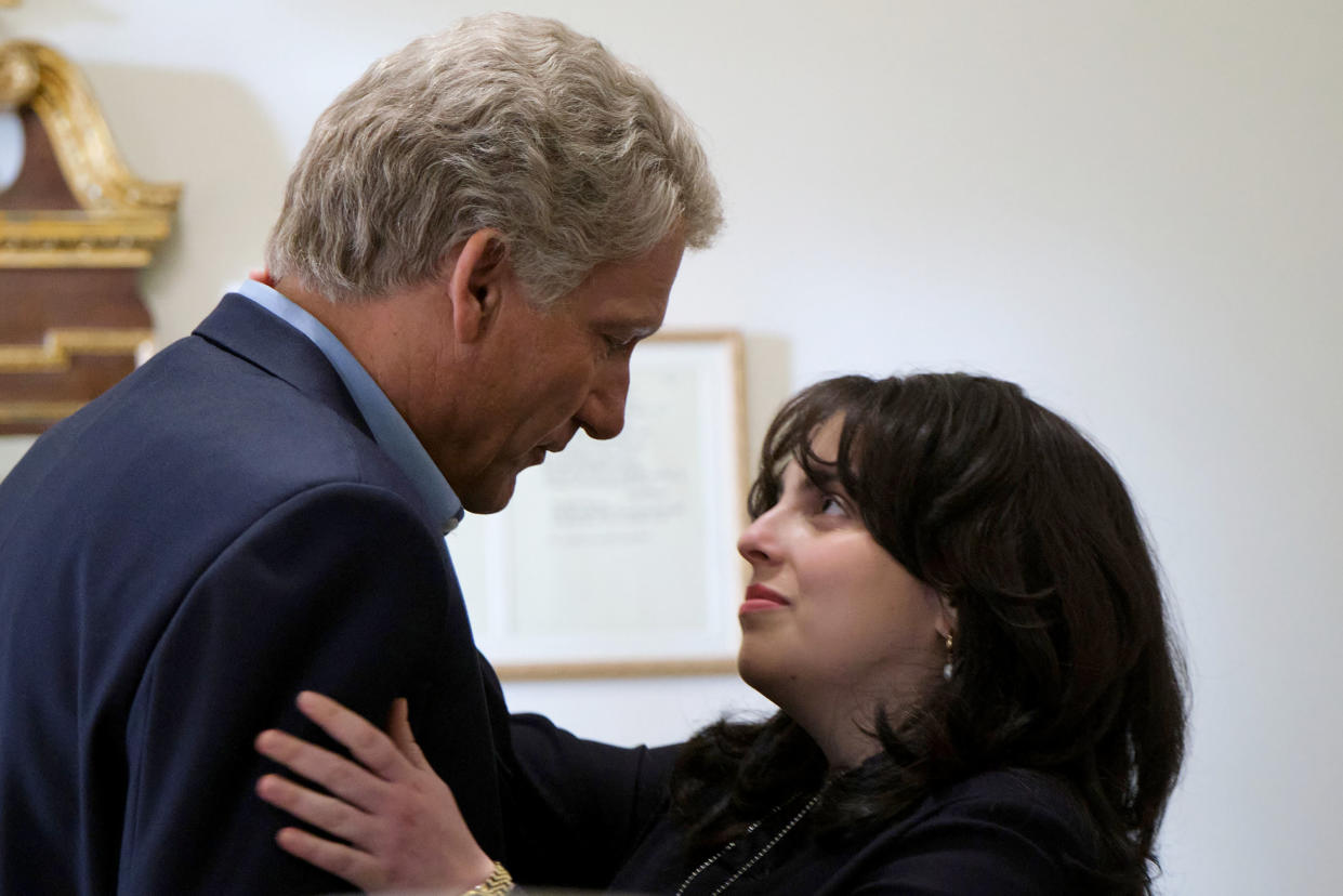 Programme Name: Impeachment: American Crime Story - TX: n/a - Episode: Impeachment: American Crime Story - ep2 (No. 2) - Picture Shows:  Bill Clinton (CLIVE OWEN), Monica Lewinsky (BEANIE FELDSTEIN) - (C) Tina Thorpe/FX - Photographer: Tina Thorpe