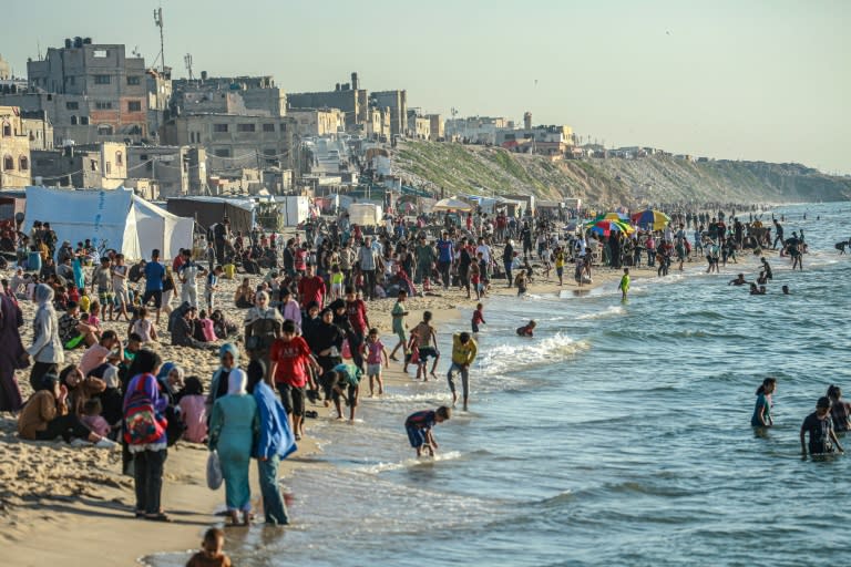 Palestinos en la playa de Deir el Balah, en el centro de la Franja de Gaza, el 17 de abril de 2024 (-)