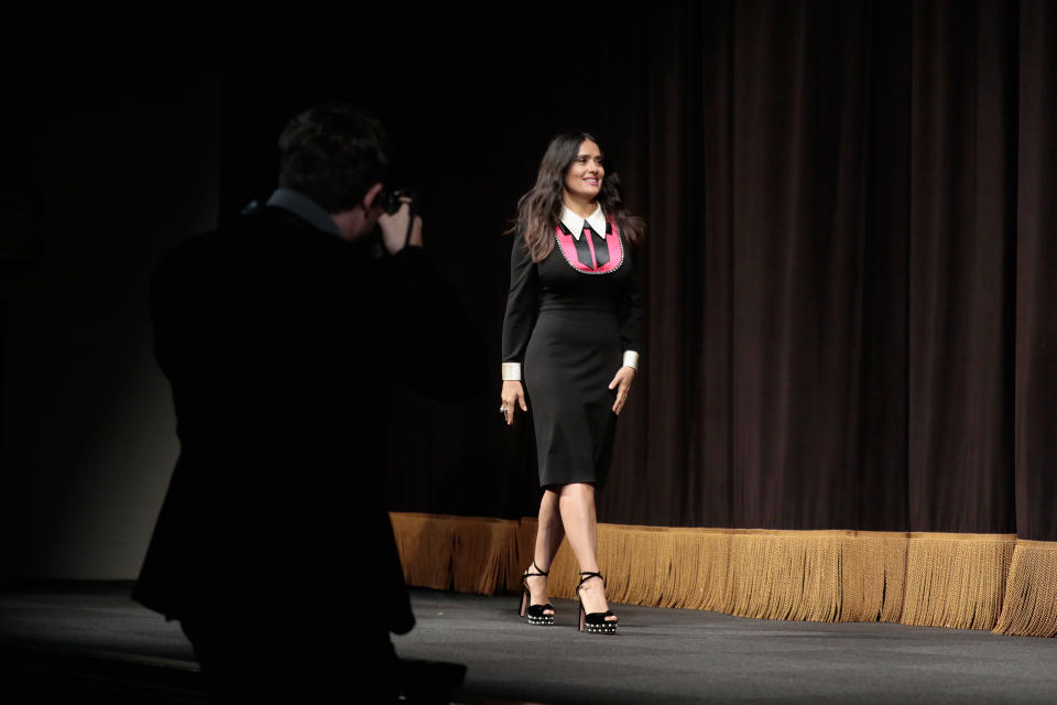 <p>Este fue el vestidito de Salma Hayek que dividió opiniones, pues muchos la compararon con una institutriz durante su paso por el festival de cine SCAD Savannah, en Georgia </p>