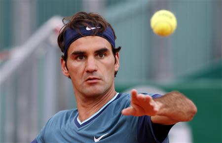 Roger Federer of Switzerland looks at the ball during his match against Radek Stepanek of Czech Republic during the Monte Carlo Masters in Monaco April 16, 2014. REUTERS/Eric Gaillard