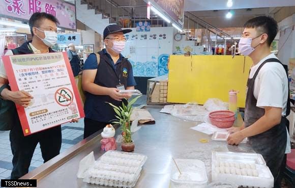 配合減塑新制上路，南市環保局強化商家對食品包裝，以及網購包材禁用PVC材質宣導與稽查。（記者李嘉祥攝）