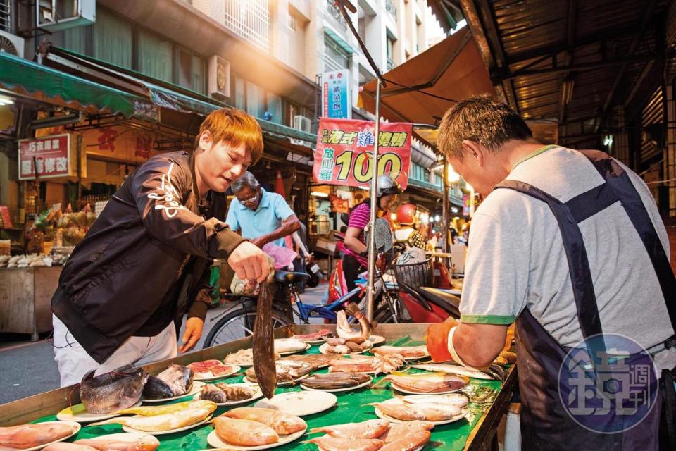 若有客人要求客製化餐點，鄭羽辰（左）會上市場採買海鮮製作。