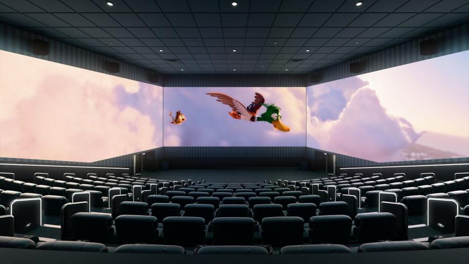 Screen X影廳在放映時，會連同戲院牆壁也成為銀幕影像展示的範圍，瞬間讓電影以270度的銀幕寬度播映，讓觀眾有被影像包圍的視聽體驗。（CJ 4DPLEX提供）