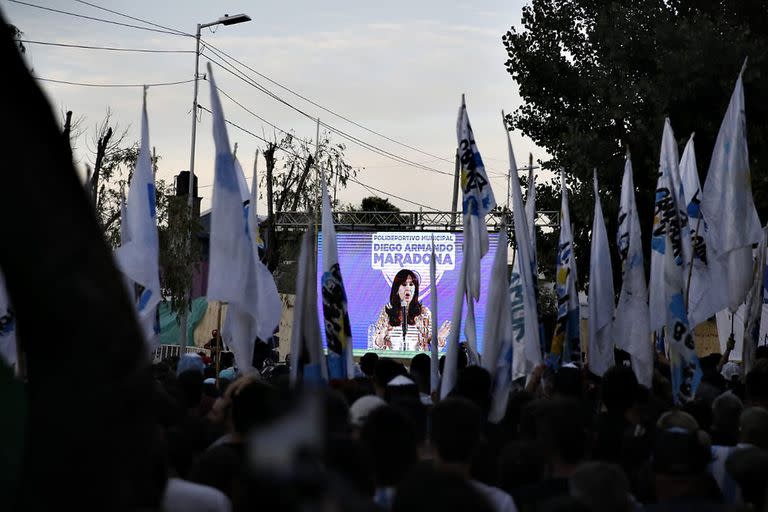 El público mira el acto de Cristina Kirchner en los alrededores del complejo deportivo de Avellaneda