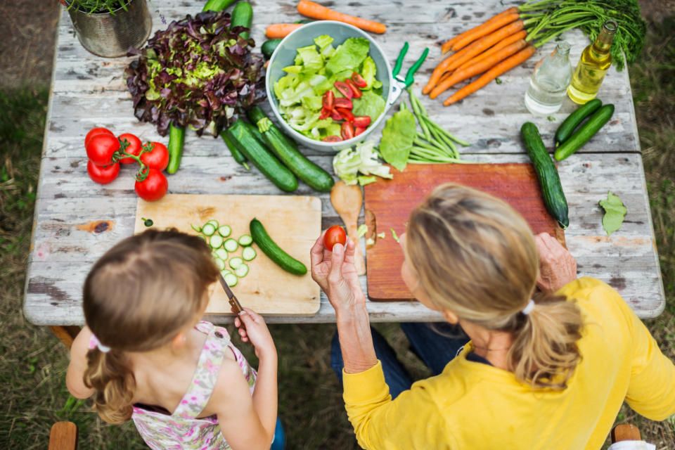 Viele Kinder wollen mitkochen - und das können sie mit dem richtigen Messer-Set auch (Symbolbild: Getty Images)