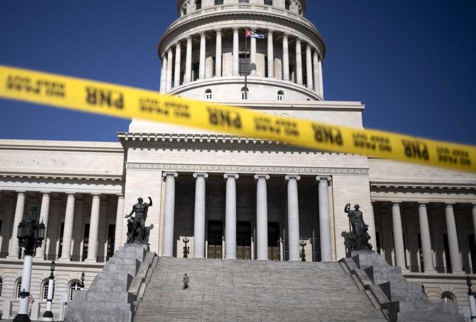 Una cinta de precaución bloquea la calle de entrada del edificio del Capitolio Nacional en La Habana, Cuba, el martes 13 de julio de 2021. La policía cubana está fuera de servicio después de una inusual oleada de protestas antigubernamentales el fin de semana. (AP Foto/Eliana Aponte)