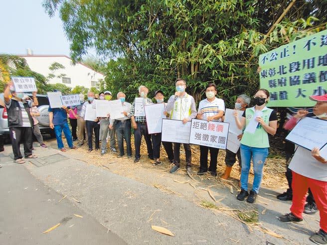 彰化縣議員張欣倩、賴澤民近日收到許多民眾陳情，指縣府辦理東彰快速道路用地徵收的協調價格與補償標準不一，且若不同意就要用更低的徵收價格強制徵收，根本恐嚇。(吳建輝攝)