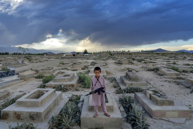 Un niño Afgano en un cementerio en Kabul.