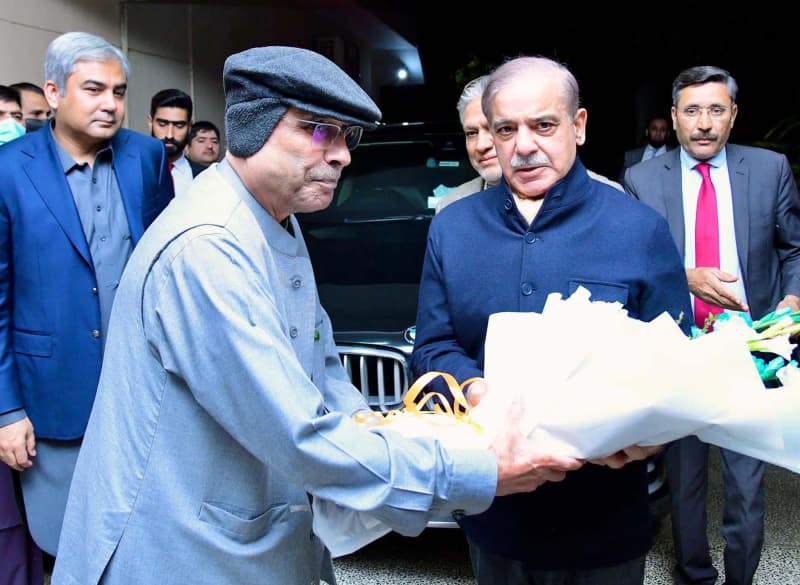 Pakistan's Prime Minister Shehbaz Sharif (L) congratulates the newly elected President of Pakistan Asif Ali Zardari on his victory in the Presidential elections with flowers. -/PPI via ZUMA Press Wire/dpa