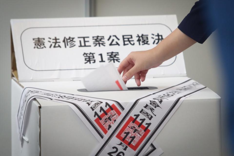 中選會選務防疫規範，限定未解隔離的確診者不得投票，無替代方案且有罰責，恐影響確診者投票權，監委申請自動調查。（中央社）