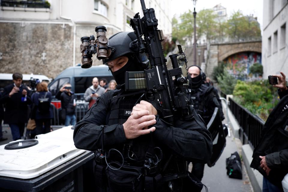 伊朗駐法國巴黎領事館19日遭一男子闖入，疑似攜帶爆裂物威脅「自爆」，巴黎警方及特警趕至現場。路透社