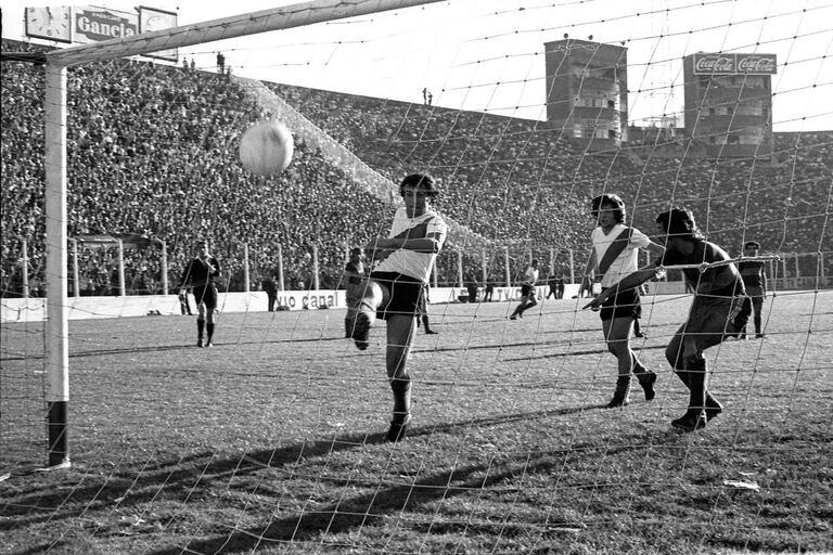 Carlos Morete sella el 5 a 4 de River sobre Boca en 1972, considerado el mejor Superclásico de la historia (Gentileza revista El Gráfico)