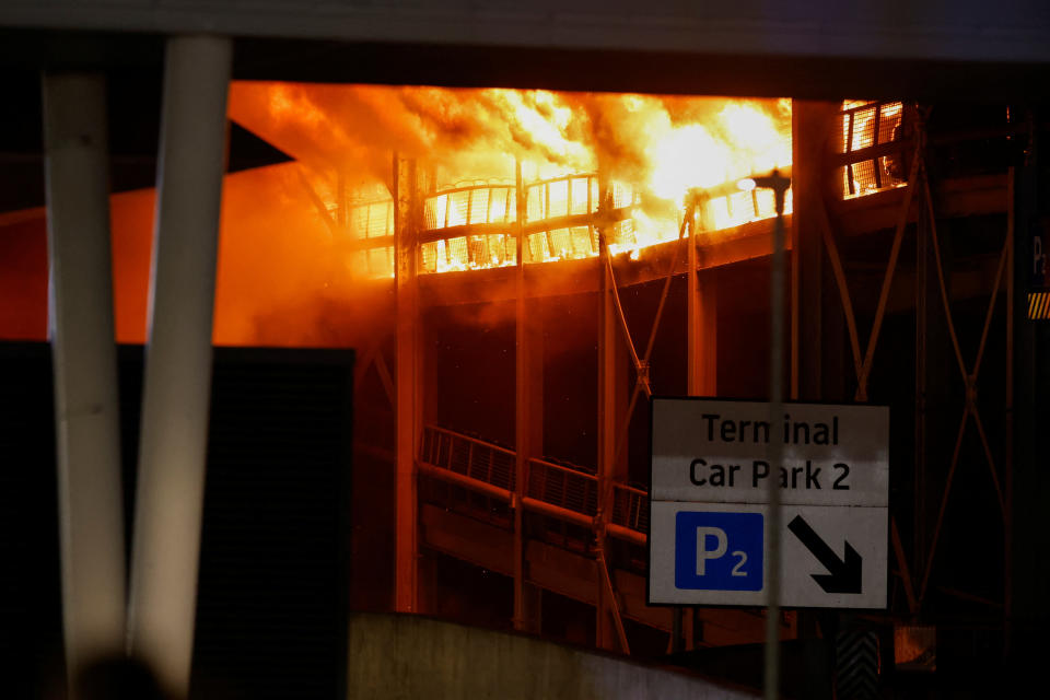 英國倫敦盧頓機場（Luton Airport）10日晚發生重大火災。（路透社）