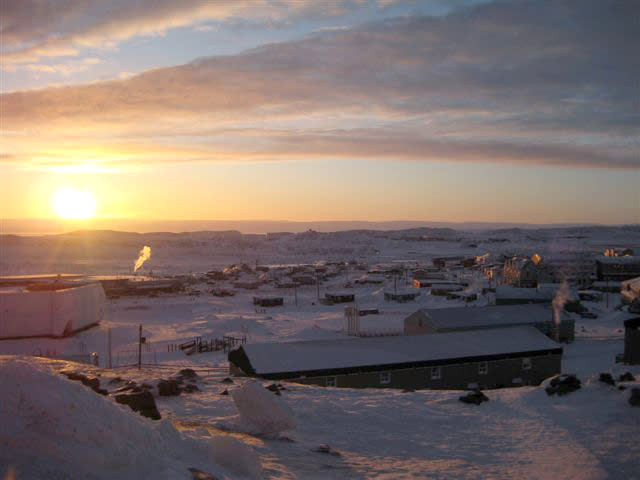 The town of Iqaluit, Nunavut is shown Wednesday Feb. 3, 2010. Iqaluit, population 7,000, may seem an unlikely venue for a G-7 bull session about the global economy, but the host nation chose it in part to underscore a message about sovereignty over its part of the Arctic. (AP Photo/Robert Gillies) ** zu unserem KORR. **