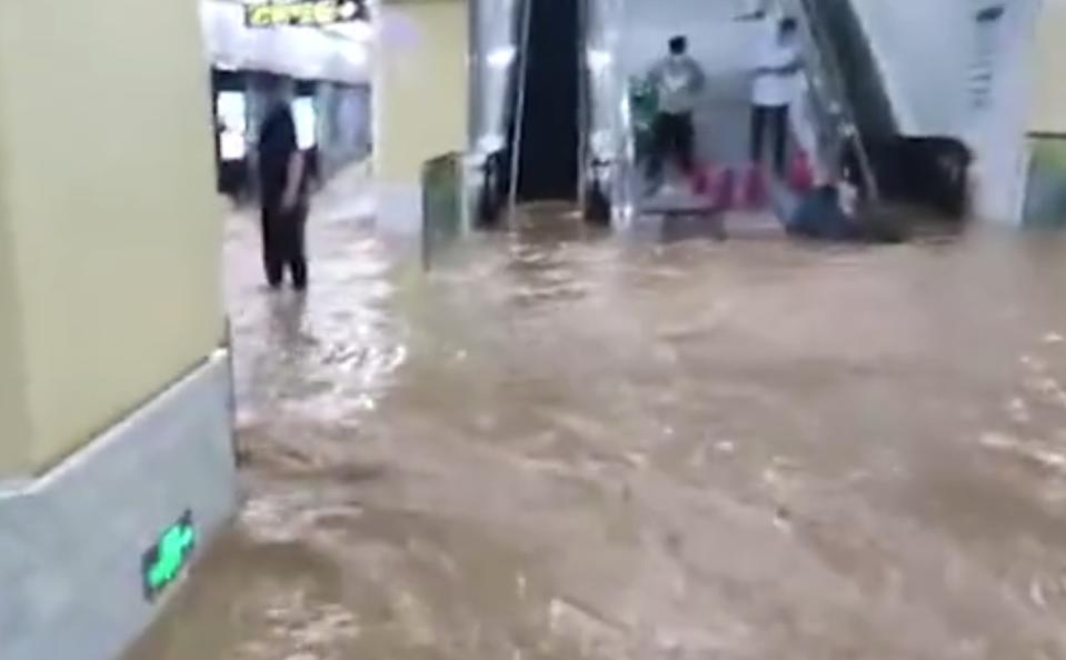 雨水直接灌入地鐵站內。（圖／翻攝自沸点视频微博）