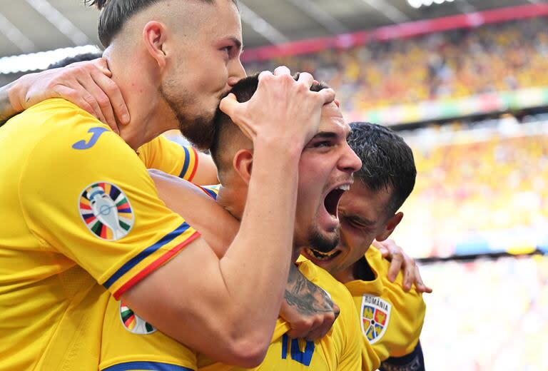 Razvan Marin, surgido de Viitorul Constanța, celebra el segundo gol de Rumania frente a Ucrania; es un claro ejemplo de la renovación desde las fuentes