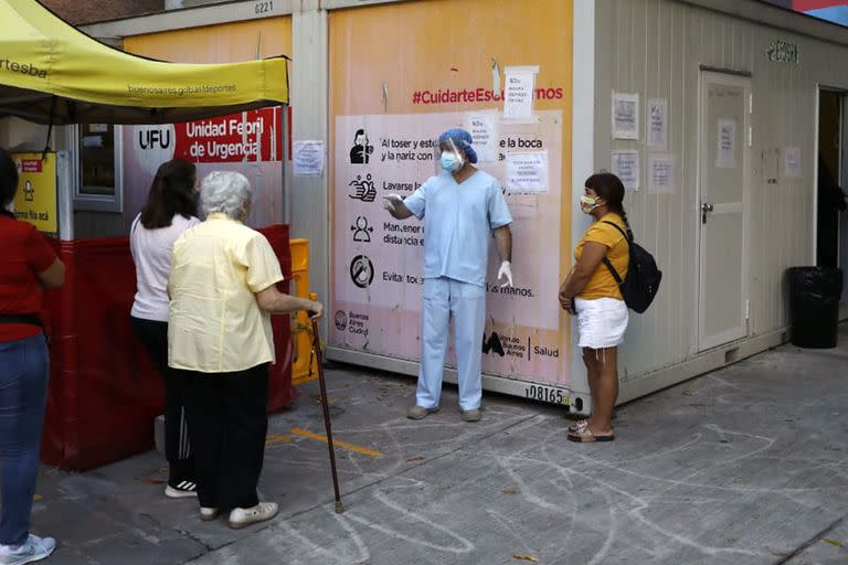 En distintos hospitales porteños como el Fernández se testea a pacientes positivos de Covid-19 en una Unidad febril de urgencia