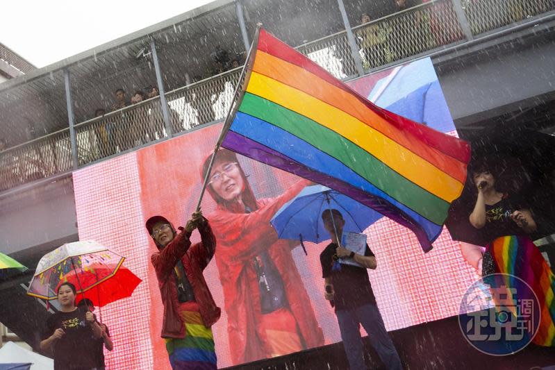 同婚專法通過4年後，繼今年開放跨國同婚，立法院三讀通過「同性婚姻可共同收養子女」 ；圖為同婚專法2019年通過的遊行。（本刊資料照）