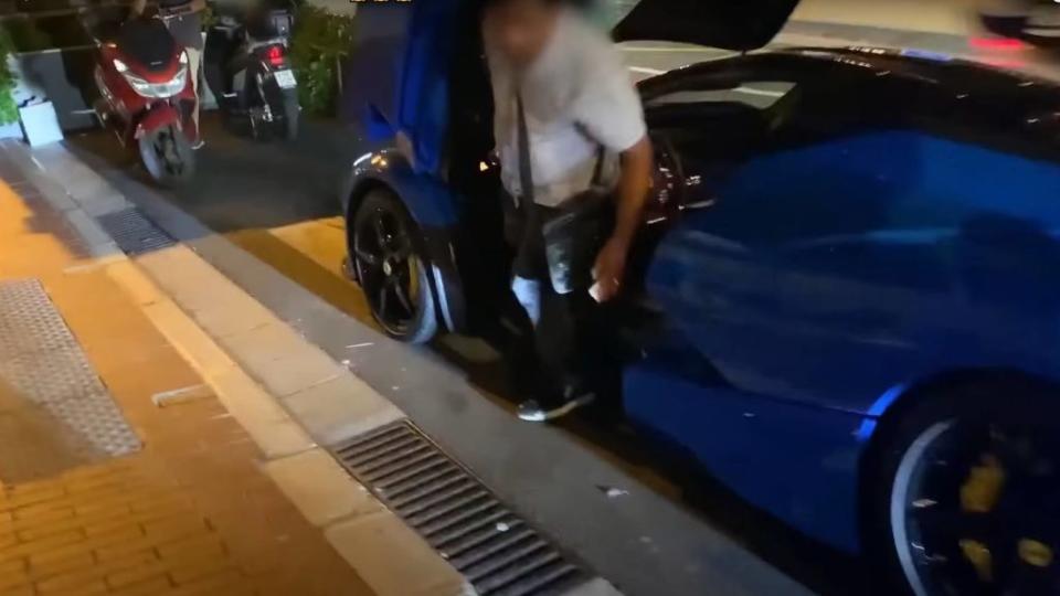 一輛疑似有著稀有Azzurro Dino藍色外觀的LaFerrari，在摩納哥街頭緩緩駛向路邊，接著一位穿著樸素的男子從車內出來，據稱該名男子是泊車小弟。(圖片來源/ 翻攝自YouTube:G-E SUPERCARS)