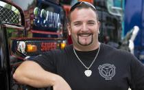 Durch seine Auftritte in der DMAX-Serie "Asphalt Cowboys" hatte Andreas Schubert viele Fans: Der Kult-Trucker vom Tegernsee starb am 31. Juli an einem Herzinfarkt. Er wurde nur 42 Jahre alt. (Bild: DMAX)