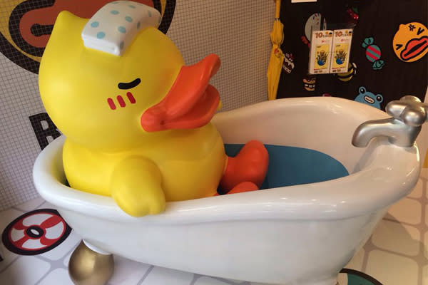 餐廳內最吸睛的莫過於正泡著澡的黃色小鴨。（圖片來源／B.Duck Fan Page）