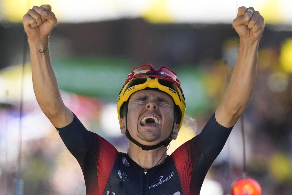 Thomas Pidcock celebra su victoria al cruzar la meta en la 12da etapa del Tour de Francia, el jueves 14 de julio de 2022. (AP Foto/Thibault Camus)