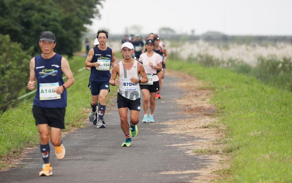 首屆杏輝宜蘭馬拉松 蘭陽溪芒花盛開。官方提供