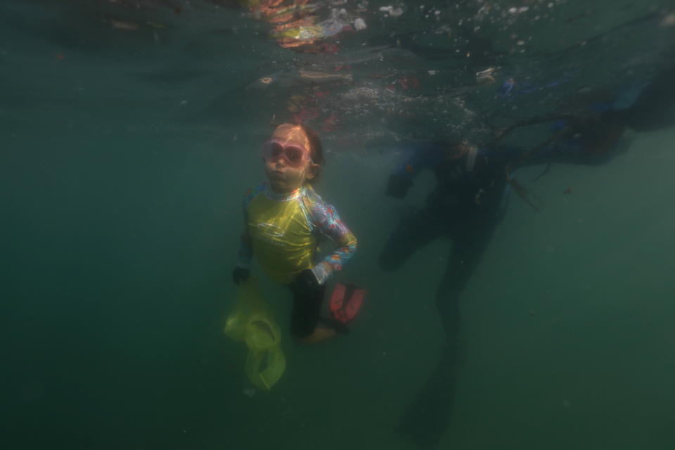 La niña de 4 años que limpia la basura del océano